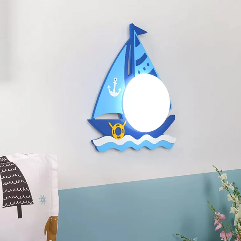 Houten zeilboot wandkandelaar voor kinderen, enkele kop, blauwe wandlamp met ronde glazen kap Clearhalo