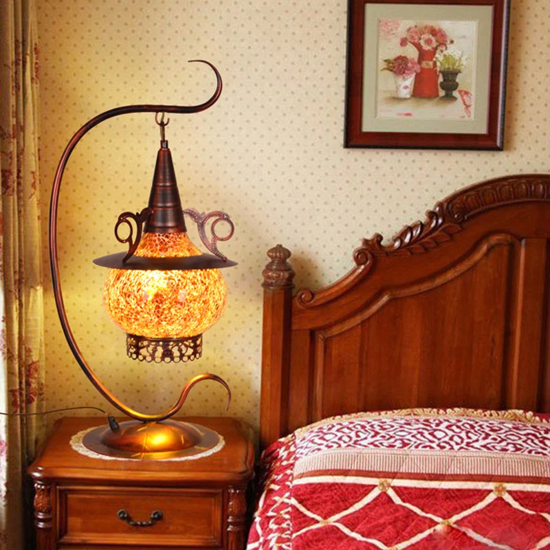 Kachelvormig slaapkamernachtlampje Art Deco oranje glas 1-lichts tafellamp met gekrulde arm Clearhalo