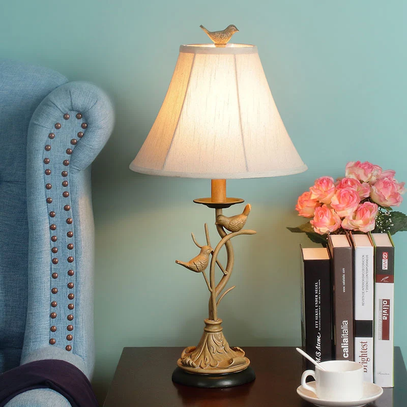 Kaki tafellamp met 1 lamp Landelijk uitlopend nachtkastje van stof met decoratie van takjes en vogels Clearhalo