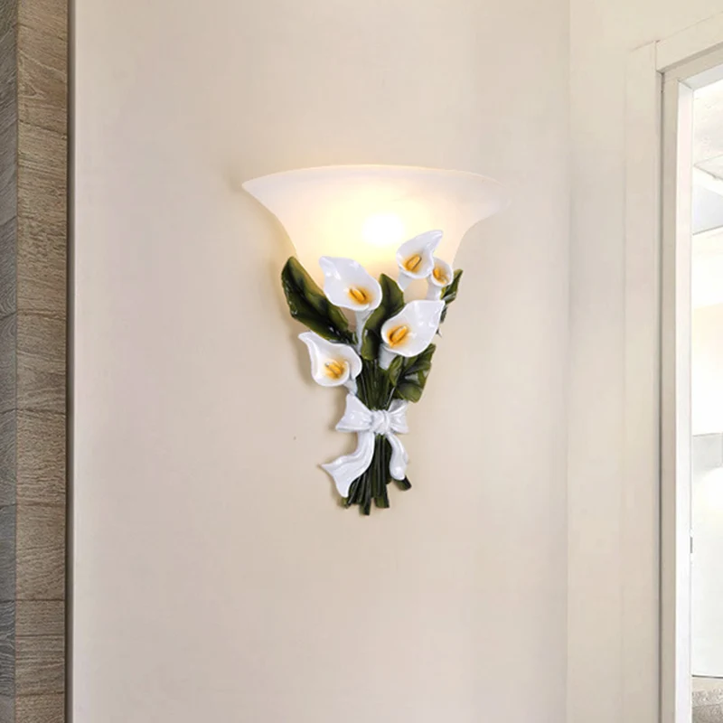 Klassieke bloemwandlamp, 1 lamp, inbouw wandkandelaar van hars met bel, witte glazen kap Clearhalo