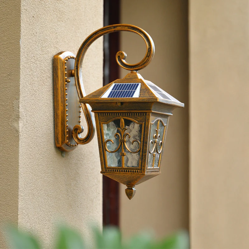 Klassieke huisvormige LED-wandlamp, metalen zonne-wandverlichtingsarmatuur met glazen kap Clearhalo