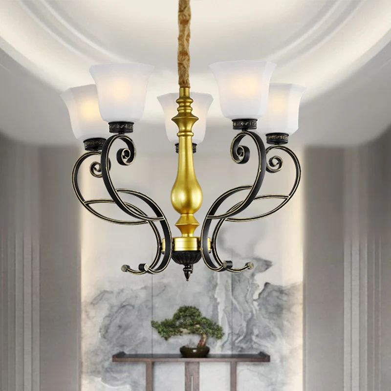 Klassieke plafondkroonluchter met 5 lampen en opaalglazen hanger zwart en goud met scrollende arm Clearhalo