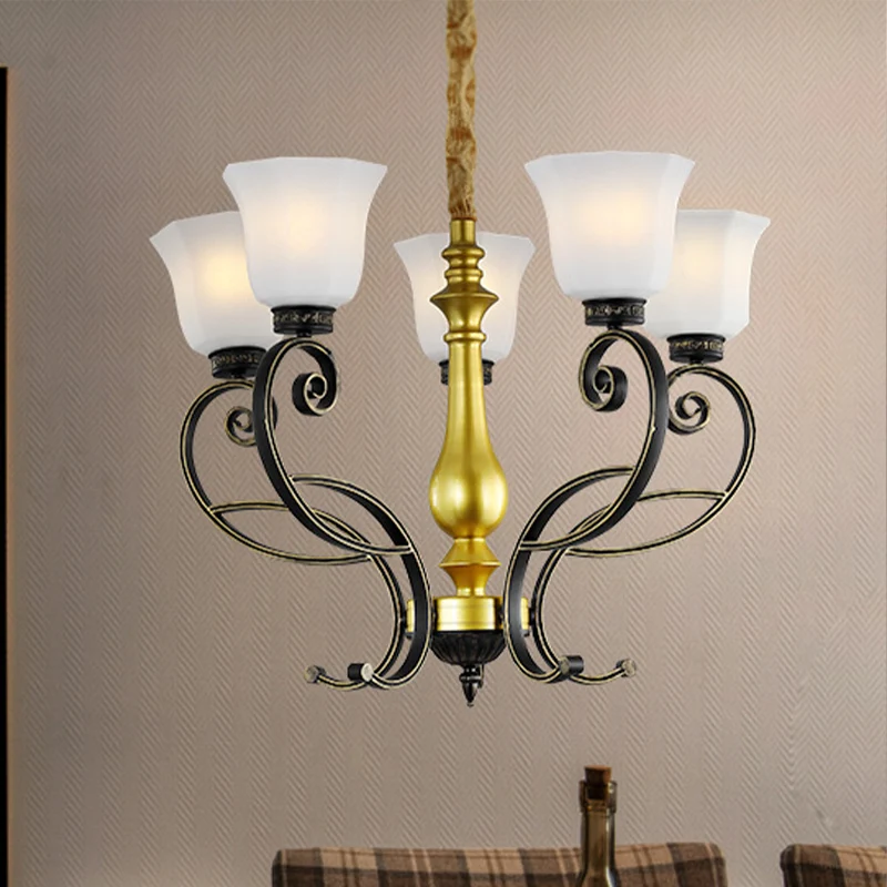 Klassieke plafondkroonluchter met 5 lampen en opaalglazen hanger zwart en goud met scrollende arm Clearhalo