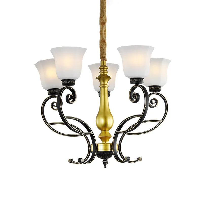 Klassieke plafondkroonluchter met 5 lampen en opaalglazen hanger zwart en goud met scrollende arm Clearhalo