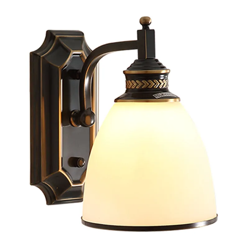 Klokvormige opaalglazen schanslamp Traditioneel 1-lamps woonkamerwandverlichtingsidee zwart en goud Clearhalo
