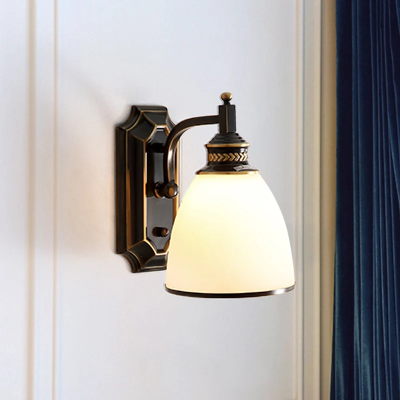 Klokvormige opaalglazen schanslamp Traditioneel 1-lamps woonkamerwandverlichtingsidee zwart en goud Clearhalo