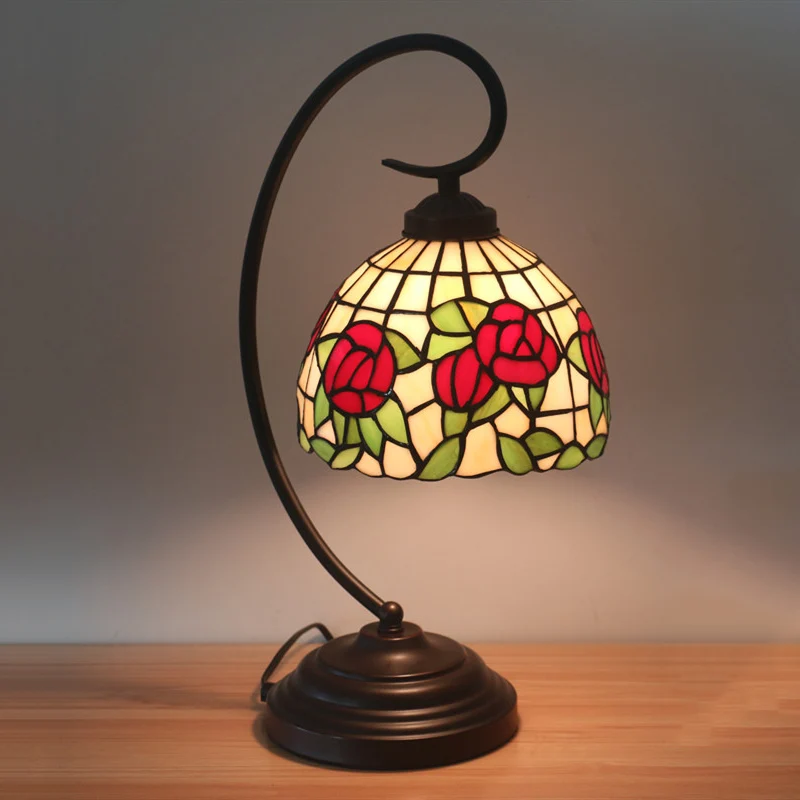 Koepelvormige tafelverlichting met 1 lamp, barok rood/roze/bruin geslepen glas, nachtkastje met roze/tulppatroon en ronde...