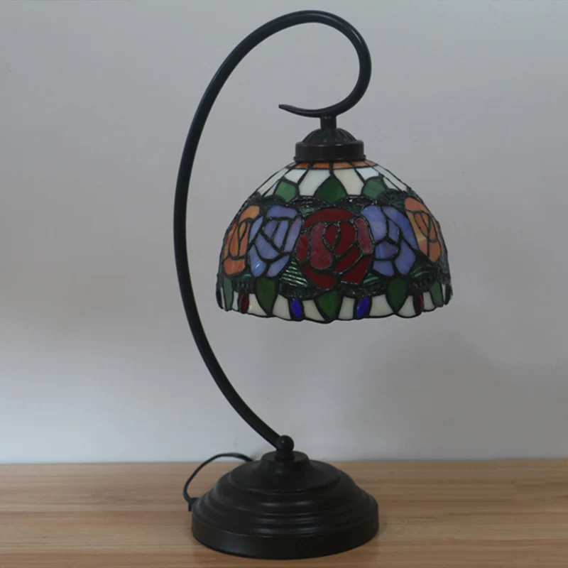 Koepelvormige tafelverlichting met 1 lamp, barok rood/roze/bruin geslepen glas, nachtkastje met roze/tulppatroon en ronde...