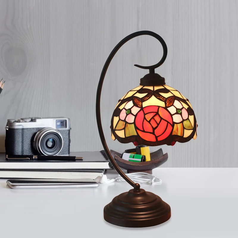 Koepelvormige tafelverlichting met 1 lamp, barok rood/roze/bruin geslepen glas, nachtkastje met roze/tulppatroon en ronde...