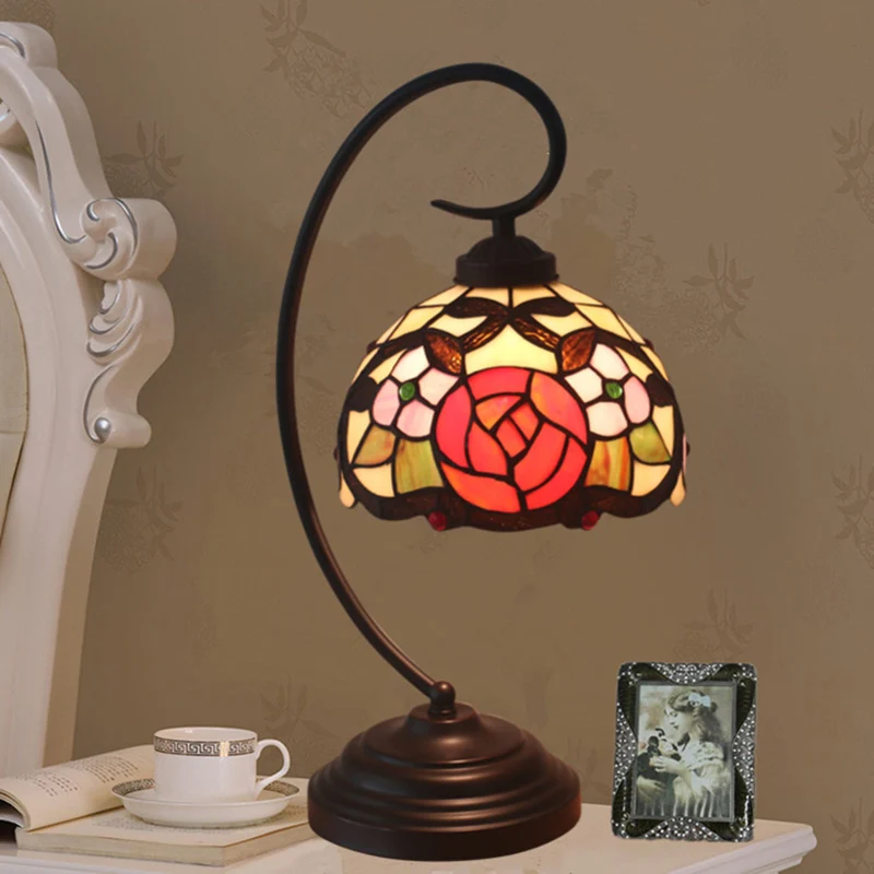 Koepelvormige tafelverlichting met 1 lamp, barok rood/roze/bruin geslepen glas, nachtkastje met roze/tulppatroon en ronde...