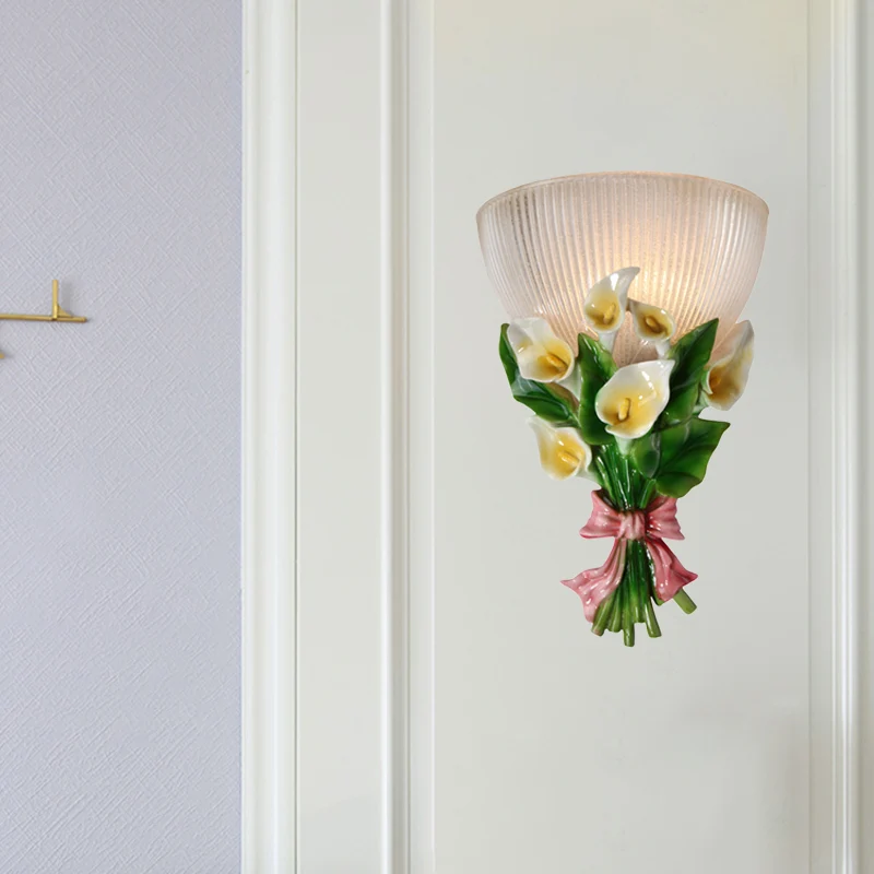 Koepelvormige wandlamp Modern stijlvol geribbeld glas 1 lamp Witte schansverlichting met groen boeketdetail Clearhalo