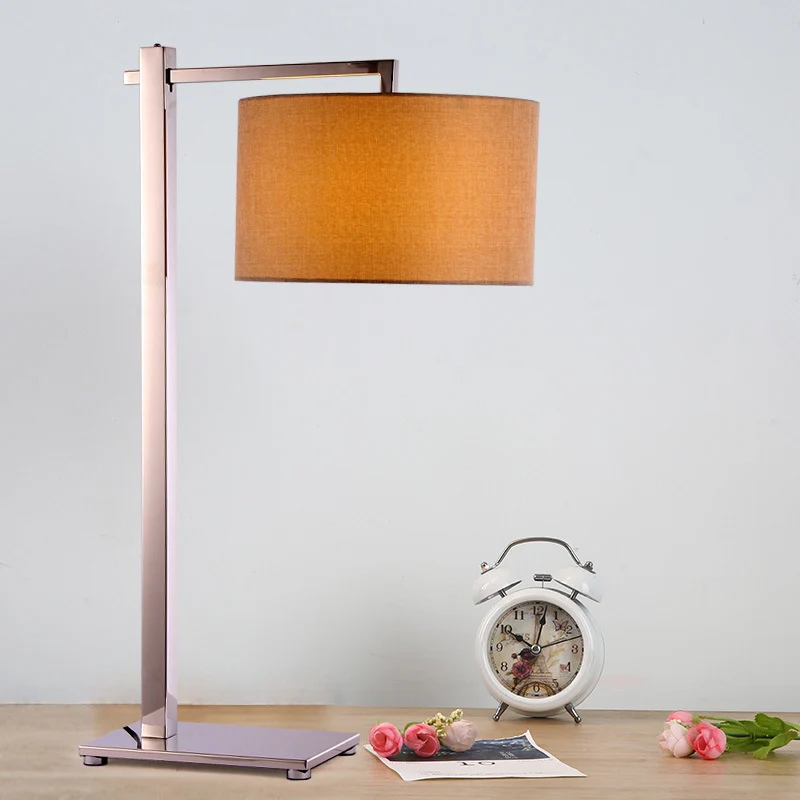 Korte cilinder nachtlamp van stof, moderne stijl, bruine tafelverlichting met 1 kop en hoge stalen standaard Clearhalo
