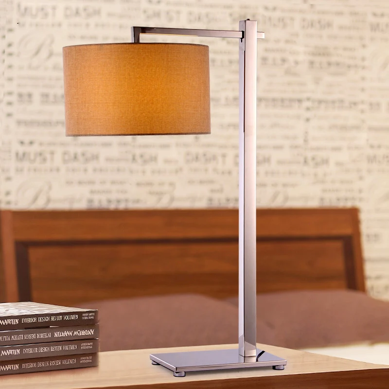 Korte cilinder nachtlamp van stof, moderne stijl, bruine tafelverlichting met 1 kop en hoge stalen standaard Clearhalo