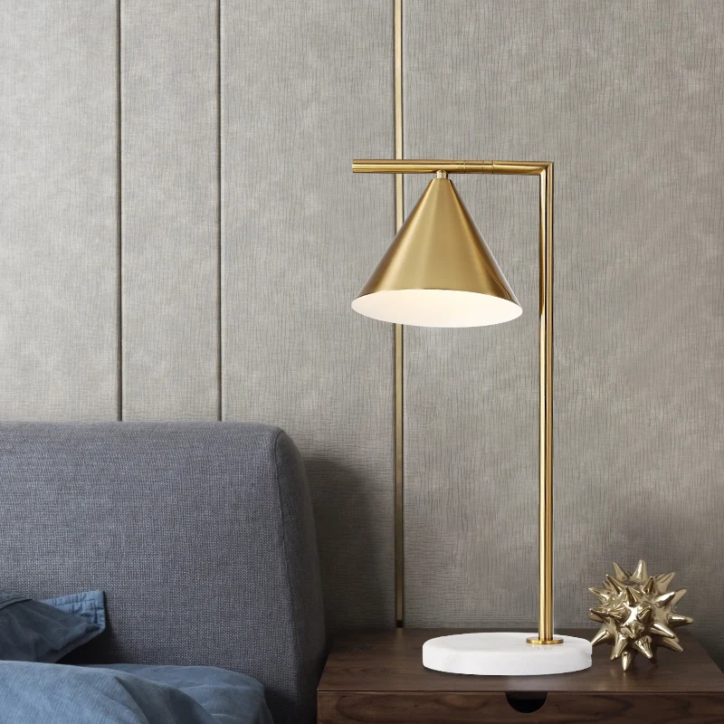 1 lamp nachtkastje taakverlichting modernistische gouden kleine bureaulamp met kegelvormige metalen kap Clearhalo