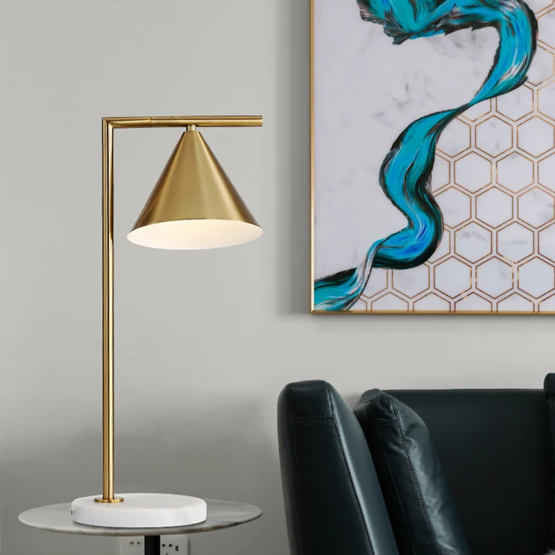 1 lamp nachtkastje taakverlichting modernistische gouden kleine bureaulamp met kegelvormige metalen kap Clearhalo