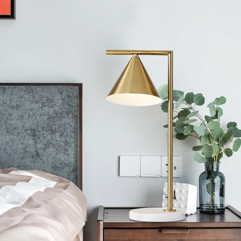 1 lamp nachtkastje taakverlichting modernistische gouden kleine bureaulamp met kegelvormige metalen kap Clearhalo
