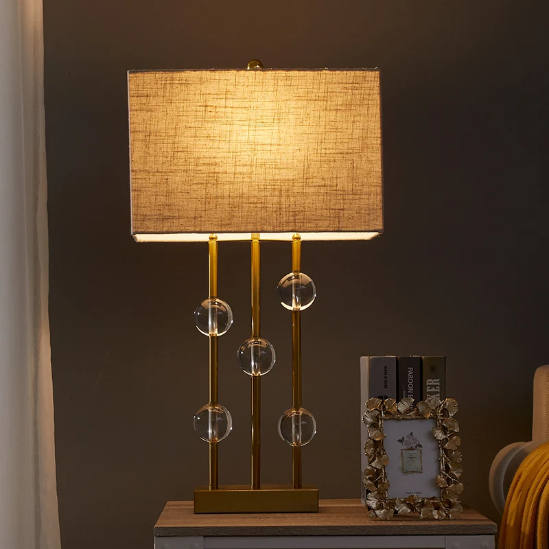 Landelijk rechthoekig nachtlampje 1 lichte stoffen tafellamp beige voor slaapkamer met kristallen decoratie Clearhalo