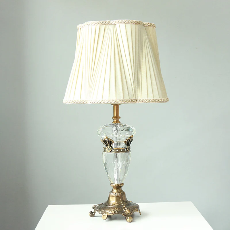 1 lichte stoffen nachtkastjelamp Traditionele witte trommelvormige slaapkamertafellamp met kristallen decoratie Clearhalo