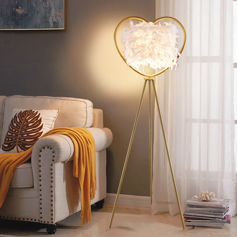 Loving Heart Frame Vloerlamp Post Modern Metallic 1-kops Zwart/Gouden Afwerking Statief Staande Staande Licht met Verenkap...