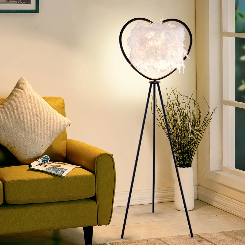 Loving Heart Frame Vloerlamp Post Modern Metallic 1-kops Zwart/Gouden Afwerking Statief Staande Staande Licht met Verenkap...