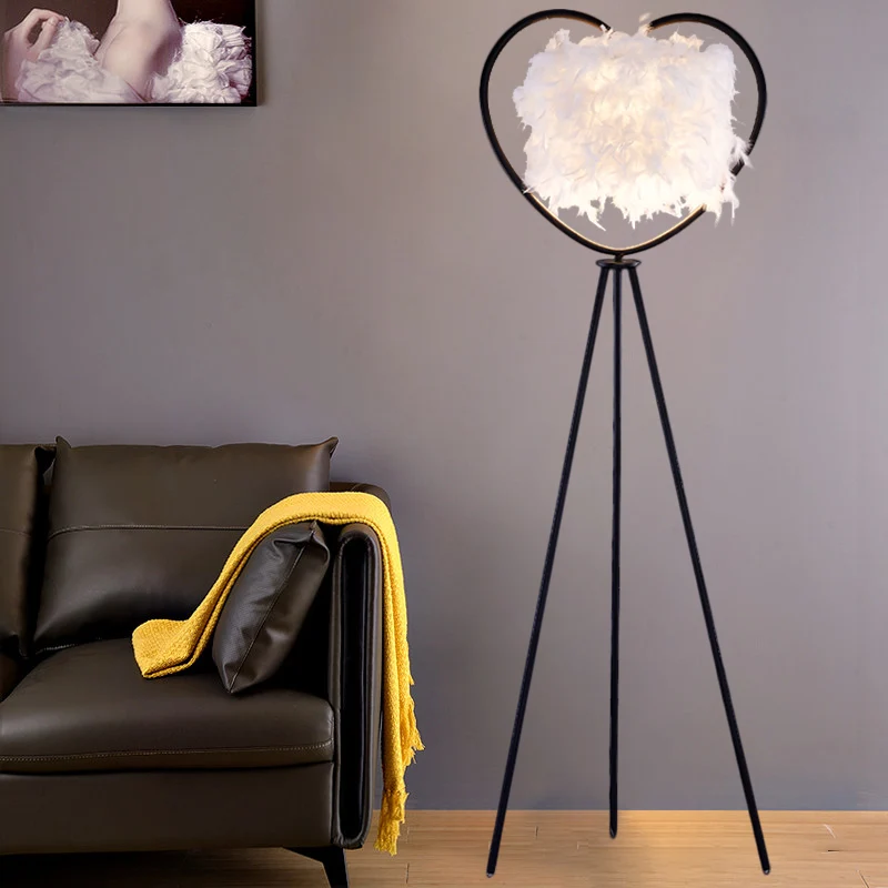 Loving Heart Frame Vloerlamp Post Modern Metallic 1-kops Zwart/Gouden Afwerking Statief Staande Staande Licht met Verenkap...