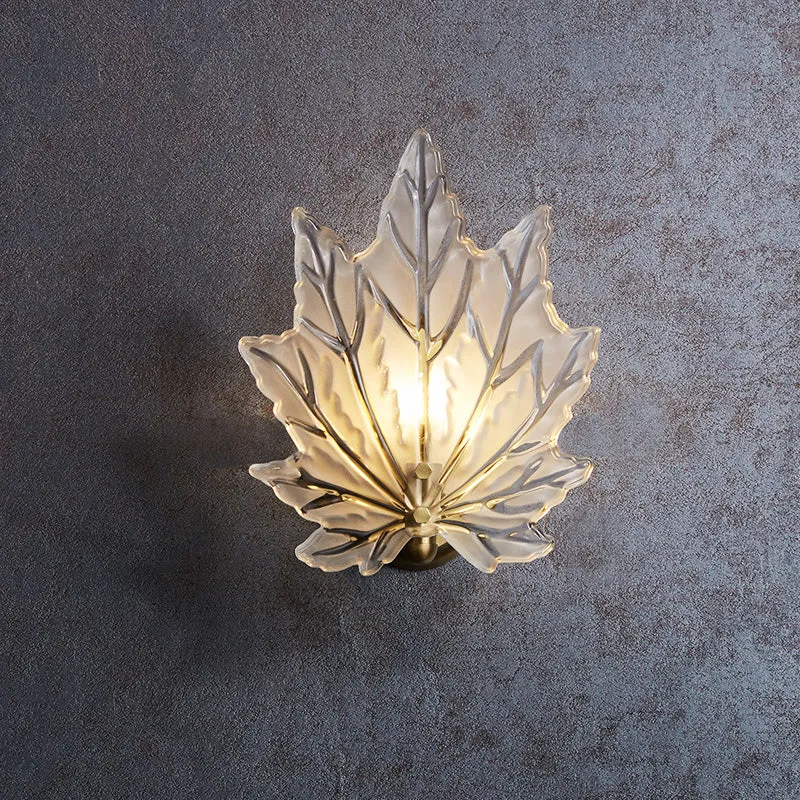 Maple Leaf Slaapkamer Wandlamp Helder Kristal 1 Kops Eigentijdse Wandkandelaar met Ronde Achterplaat Goud Clearhalo