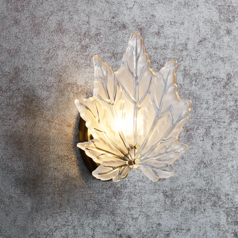Maple Leaf Slaapkamer Wandlamp Helder Kristal 1 Kops Eigentijdse Wandkandelaar met Ronde Achterplaat Goud Clearhalo