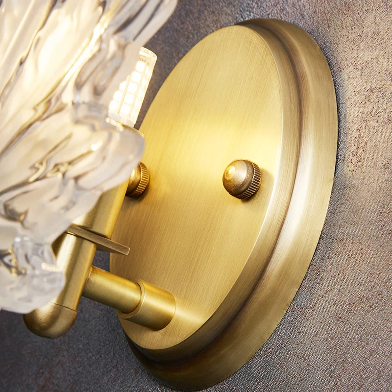 Maple Leaf Slaapkamer Wandlamp Helder Kristal 1 Kops Eigentijdse Wandkandelaar met Ronde Achterplaat Goud Clearhalo