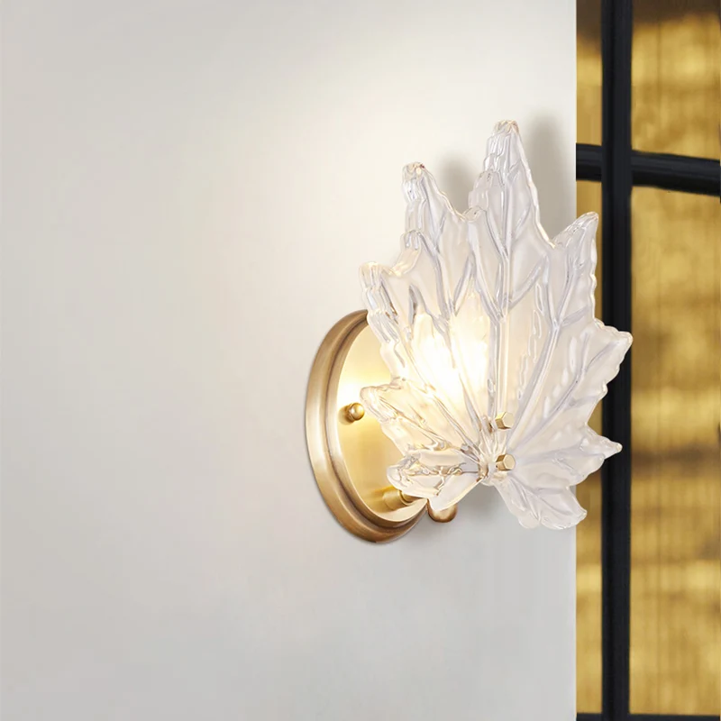 Maple Leaf Slaapkamer Wandlamp Helder Kristal 1 Kops Eigentijdse Wandkandelaar met Ronde Achterplaat Goud Clearhalo