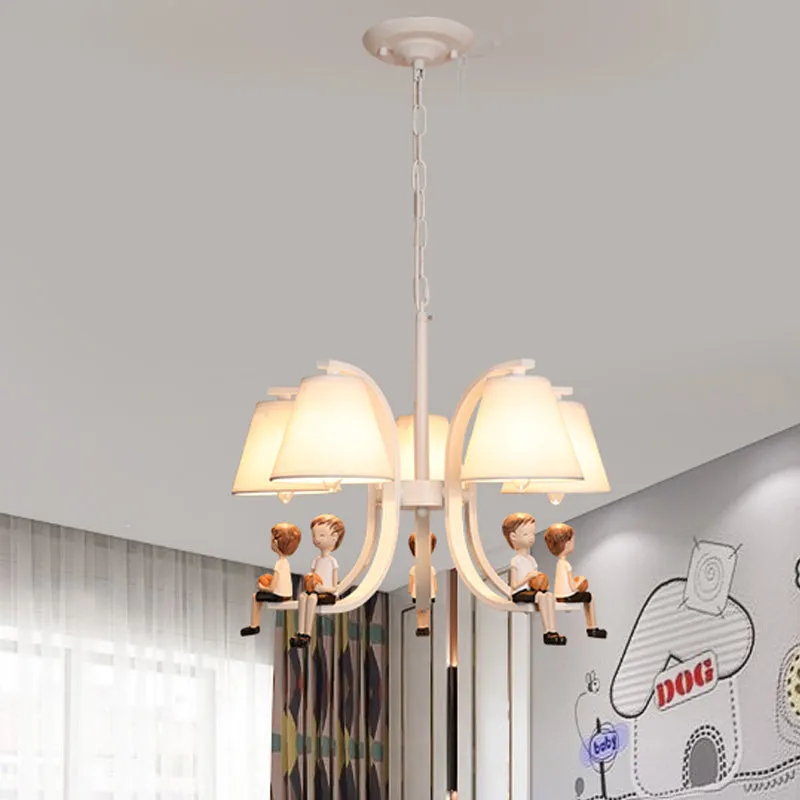 Meisjes/jongen standbeeld hanglamp kinderen ijzer 5-lamps slaapkamer hangende kroonluchter met kegel stoffen lampenkap wit...