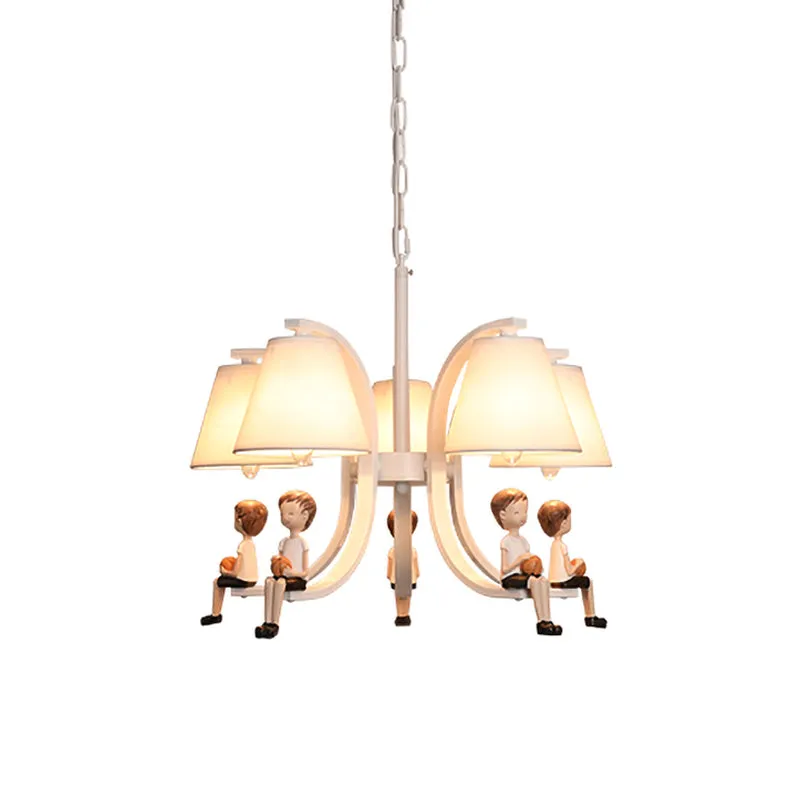 Meisjes/jongen standbeeld hanglamp kinderen ijzer 5-lamps slaapkamer hangende kroonluchter met kegel stoffen lampenkap wit...