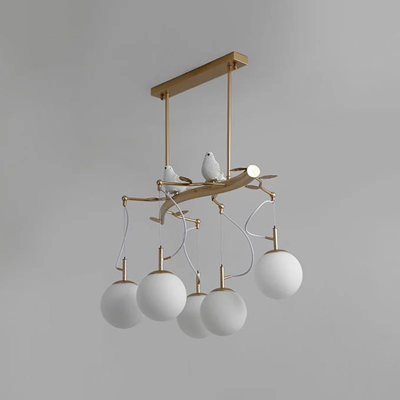 Melkachtig geblazen glazen bol kroonluchter hanger postmodern 5 hoofden gouden afwerking hanglampset met vogeldeco Clearhalo