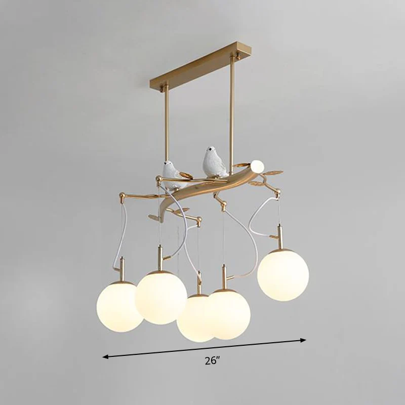 Melkachtig geblazen glazen bol kroonluchter hanger postmodern 5 hoofden gouden afwerking hanglampset met vogeldeco Clearhalo