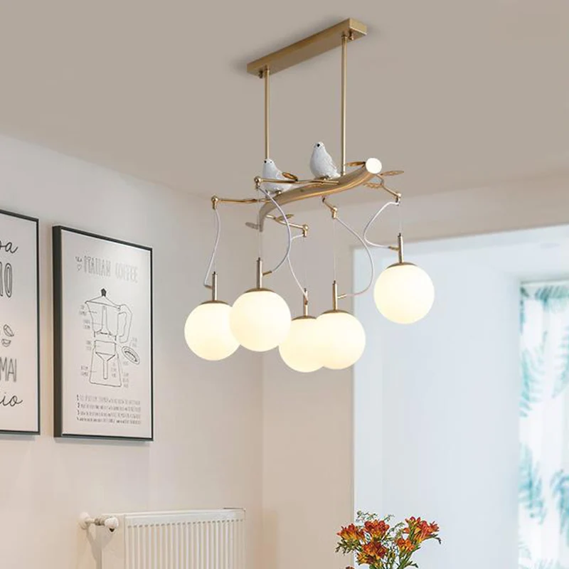 Melkachtig geblazen glazen bol kroonluchter hanger postmodern 5 hoofden gouden afwerking hanglampset met vogeldeco Clearhalo