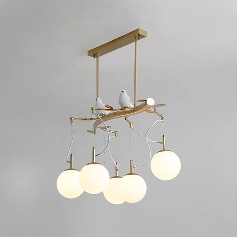 Melkachtig geblazen glazen bol kroonluchter hanger postmodern 5 hoofden gouden afwerking hanglampset met vogeldeco Clearhalo