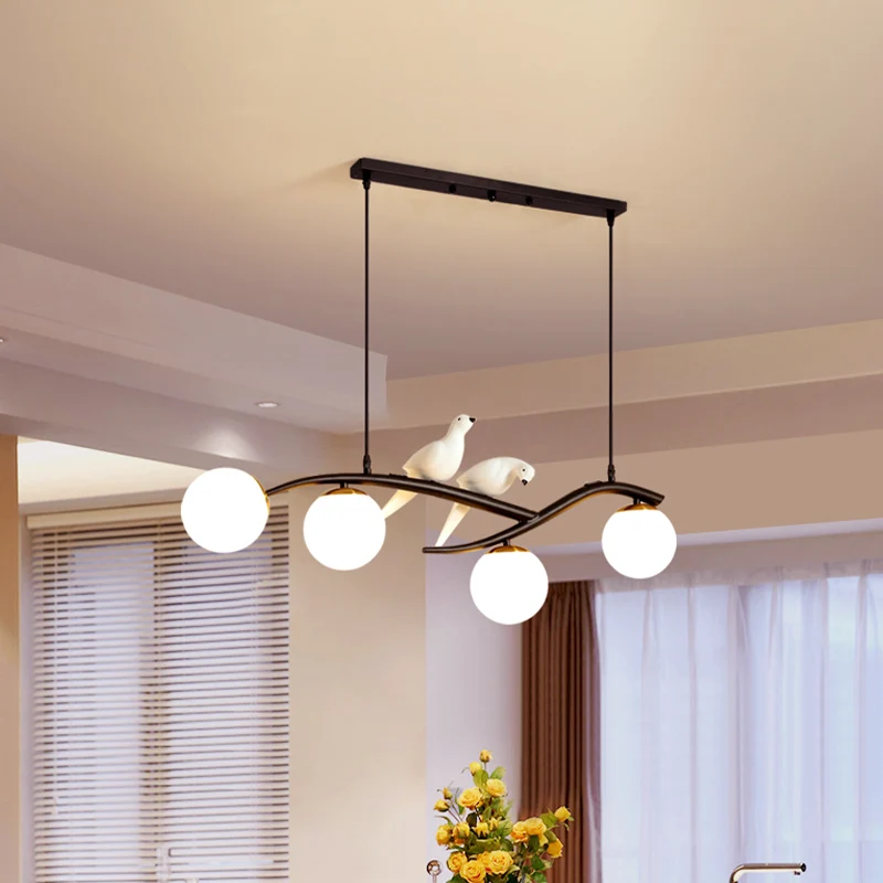 Melkwit/rookgrijs glazen bol kroonluchter licht minimaal 4 lampen ophanging hanglamp zwart/goud met vogeldeco Clearhalo