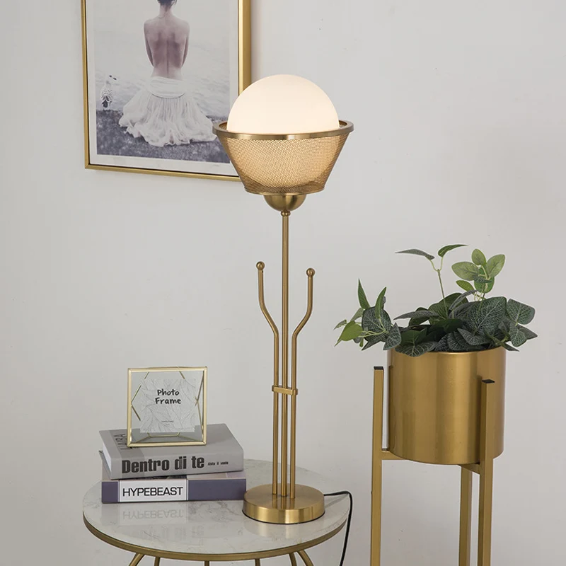 Messing afwerking Ball Table Lighting Post Modern 1-lamp metalen leesboeklamp met drietandbasis Clearhalo