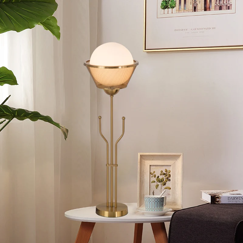 Messing afwerking Ball Table Lighting Post Modern 1-lamp metalen leesboeklamp met drietandbasis Clearhalo