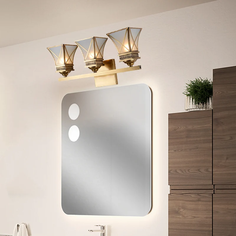 Messing bel wandijdelheid licht traditioneel metaal 3-lichts badkamer wandkandelaar met matglazen kap Clearhalo