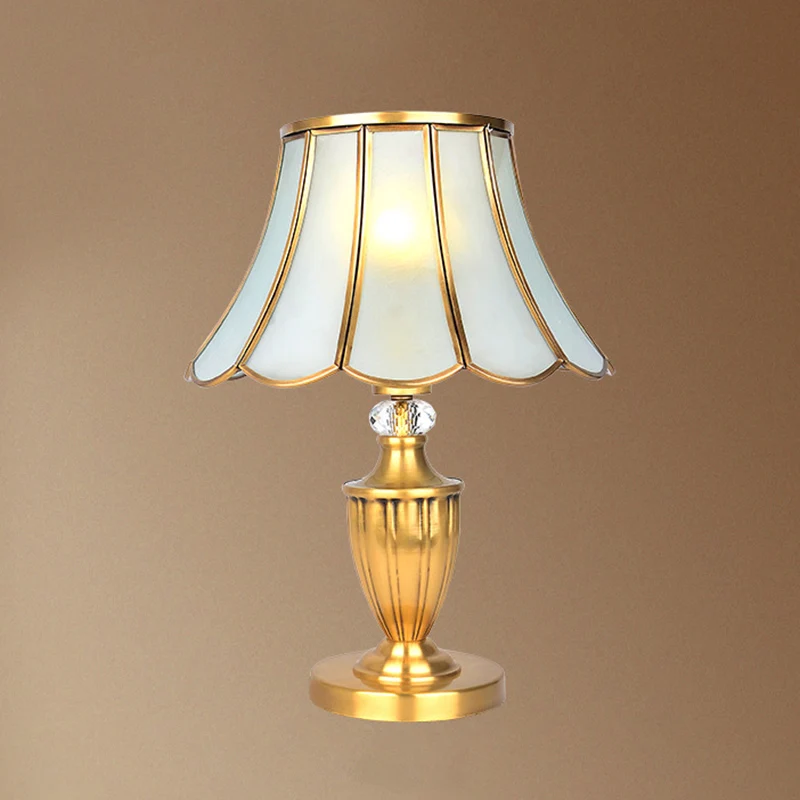 Messing Bell Shade Nachtkastje Lamp Vintage Afgeschuind Glas 1-Lamp Woonkamer Tafelverlichting Clearhalo