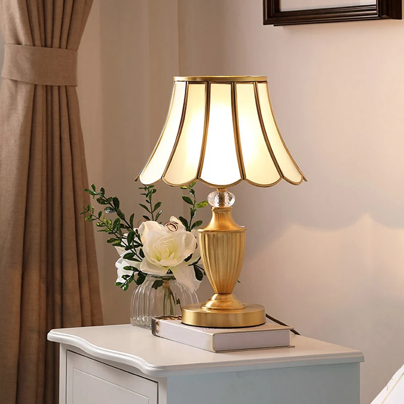 Messing Bell Shade Nachtkastje Lamp Vintage Afgeschuind Glas 1-Lamp Woonkamer Tafelverlichting Clearhalo