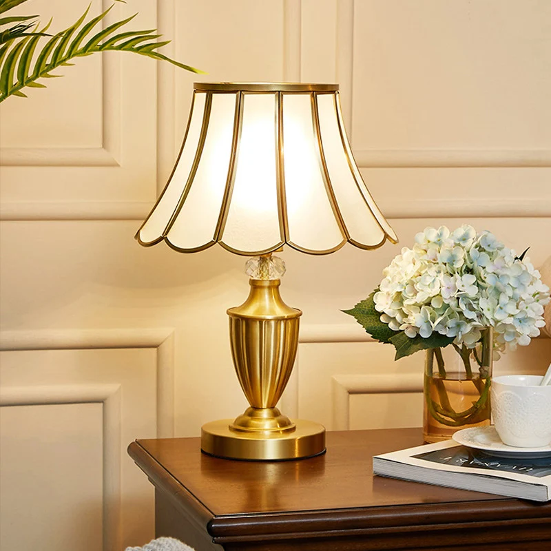 Messing Bell Shade Nachtkastje Lamp Vintage Afgeschuind Glas 1-Lamp Woonkamer Tafelverlichting Clearhalo