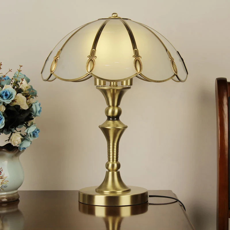 Messing bloem nachtkastje lamp minimalistisch opaal matglas tafellamp voor één slaapkamer Clearhalo