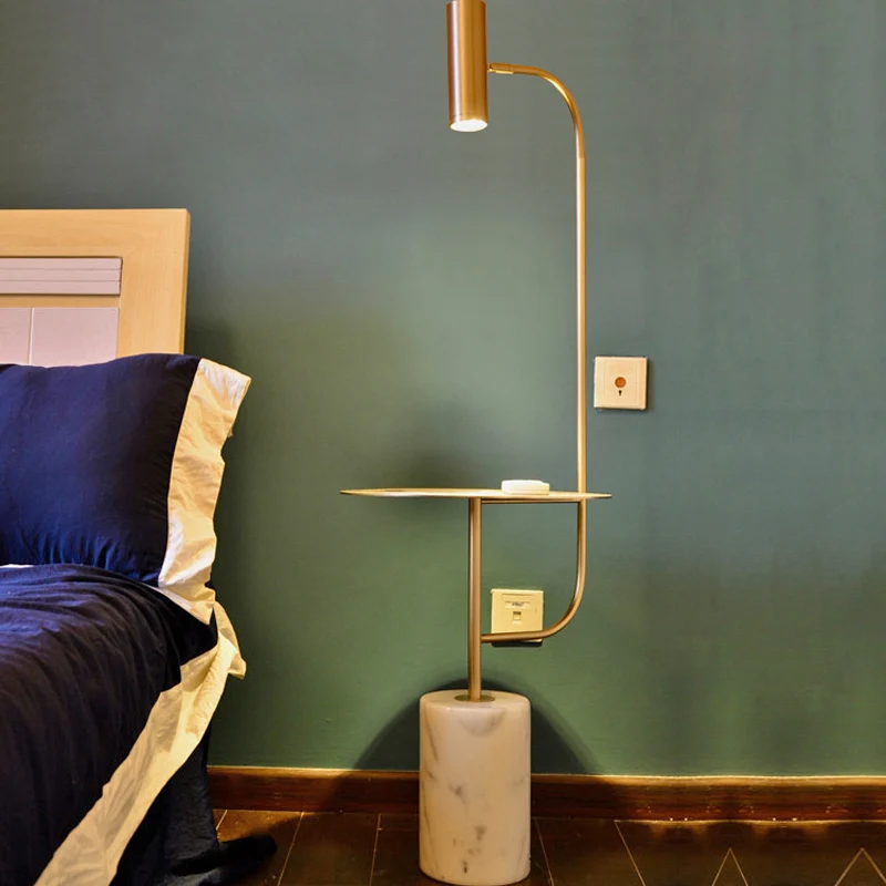 Messing buisspot vloerlamp Postmoderne metalen LED-vloerleeslamp met tafel en marmeren voetstuk Clearhalo