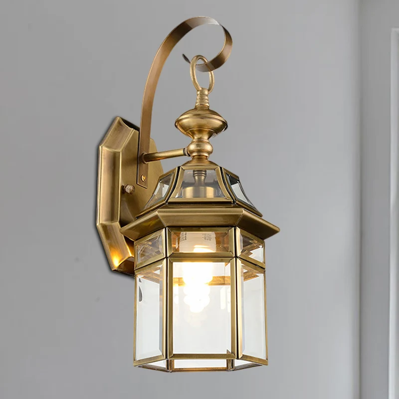 Messing Lantaarn Wandlamp Traditionalistisch Metaal 1 Licht Buiten Wandmontage Verlichting met Helder Glazen Paneel Clearhalo