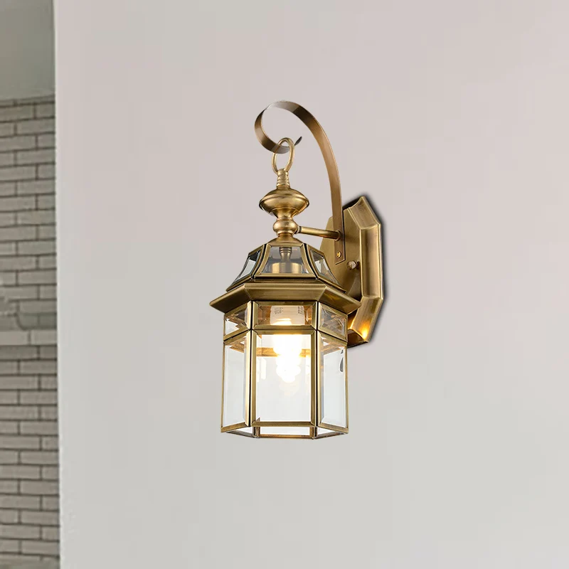 Messing Lantaarn Wandlamp Traditionalistisch Metaal 1 Licht Buiten Wandmontage Verlichting met Helder Glazen Paneel Clearhalo
