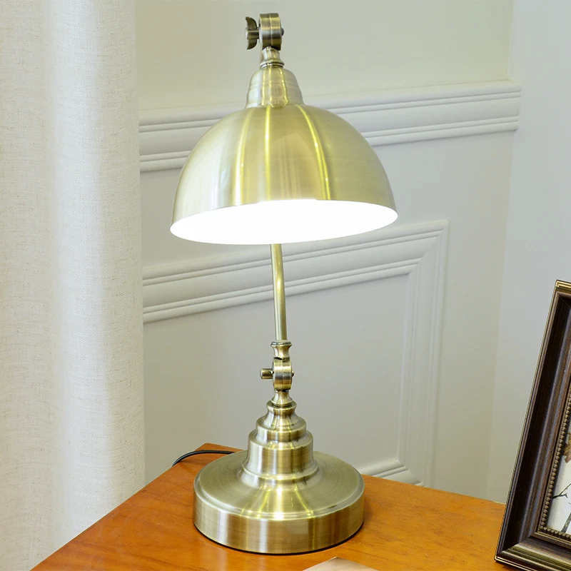 Metaal antiek goud nachtlampje kom schaduw 1 lamp vintage tafellamp met verstelbaar scharnier en gebogen arm Clearhalo