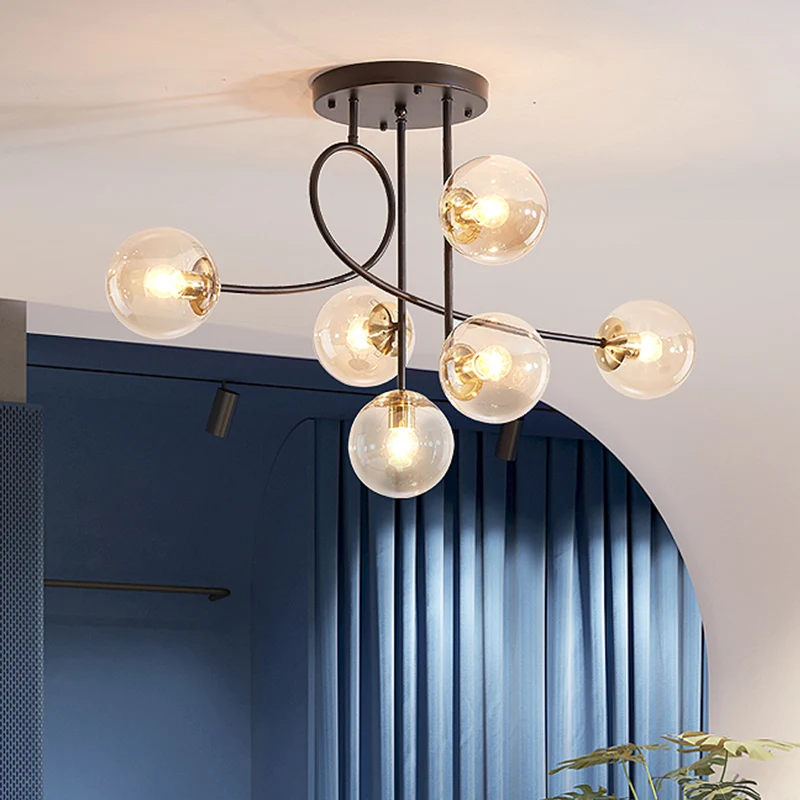 Metaalbewapende plafondkroonluchter modernistisch 6 lampen zwart/goud hangend lichtarmatuur met rookgrijs/cognac/melkwit g...