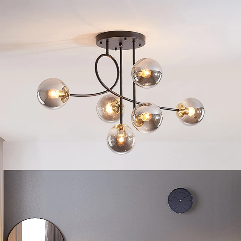 Metaalbewapende plafondkroonluchter modernistisch 6 lampen zwart/goud hangend lichtarmatuur met rookgrijs/cognac/melkwit g...