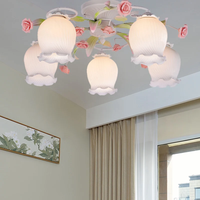 Metaalwit plafondarmatuur geschulpt 5 lampen pastoraal bloem semi-inbouwlicht voor slaapkamer Clearhalo